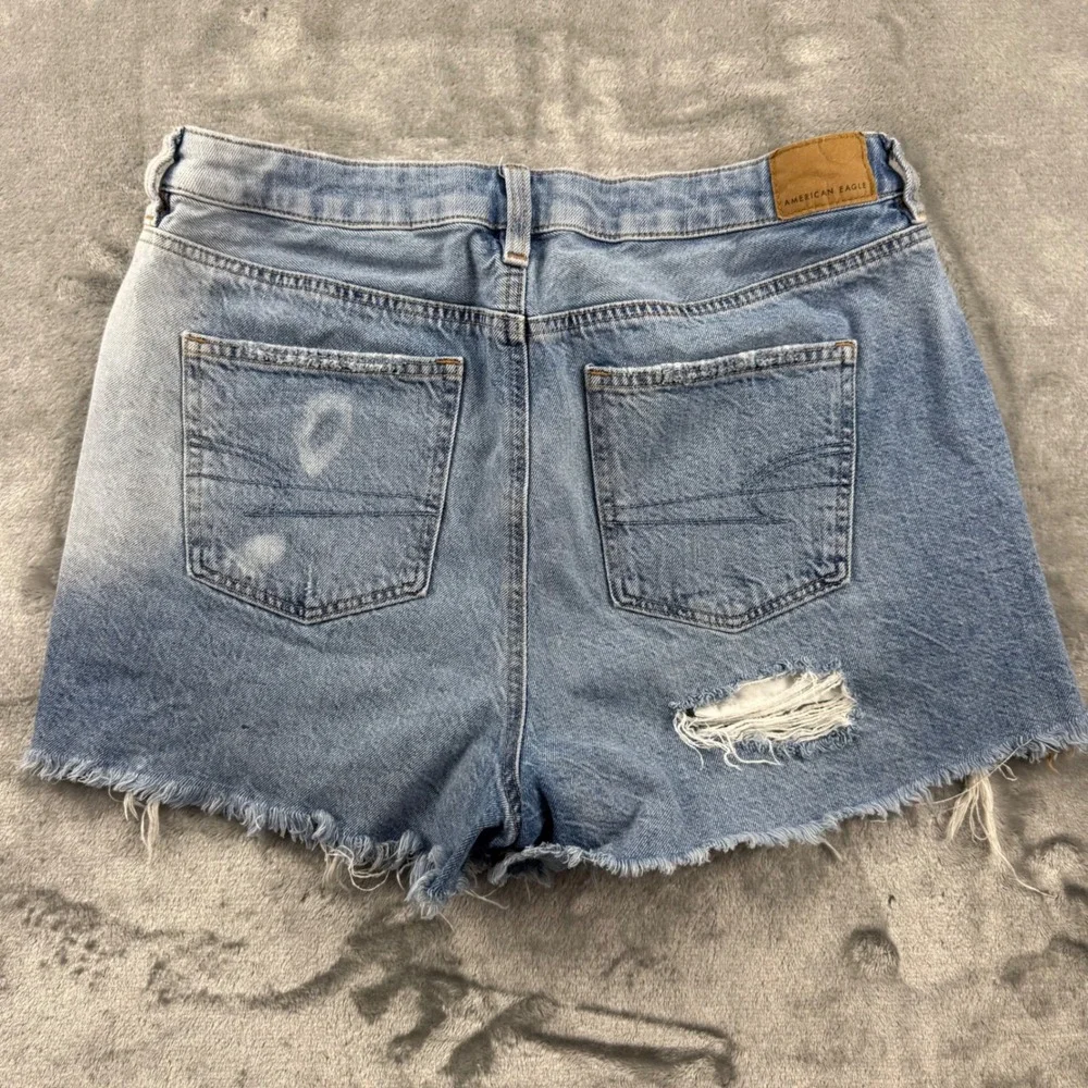 American Eagle Mom Short Distressed Denim Light Wash Size 10 High Rise Frayed - Picture 2 of 14